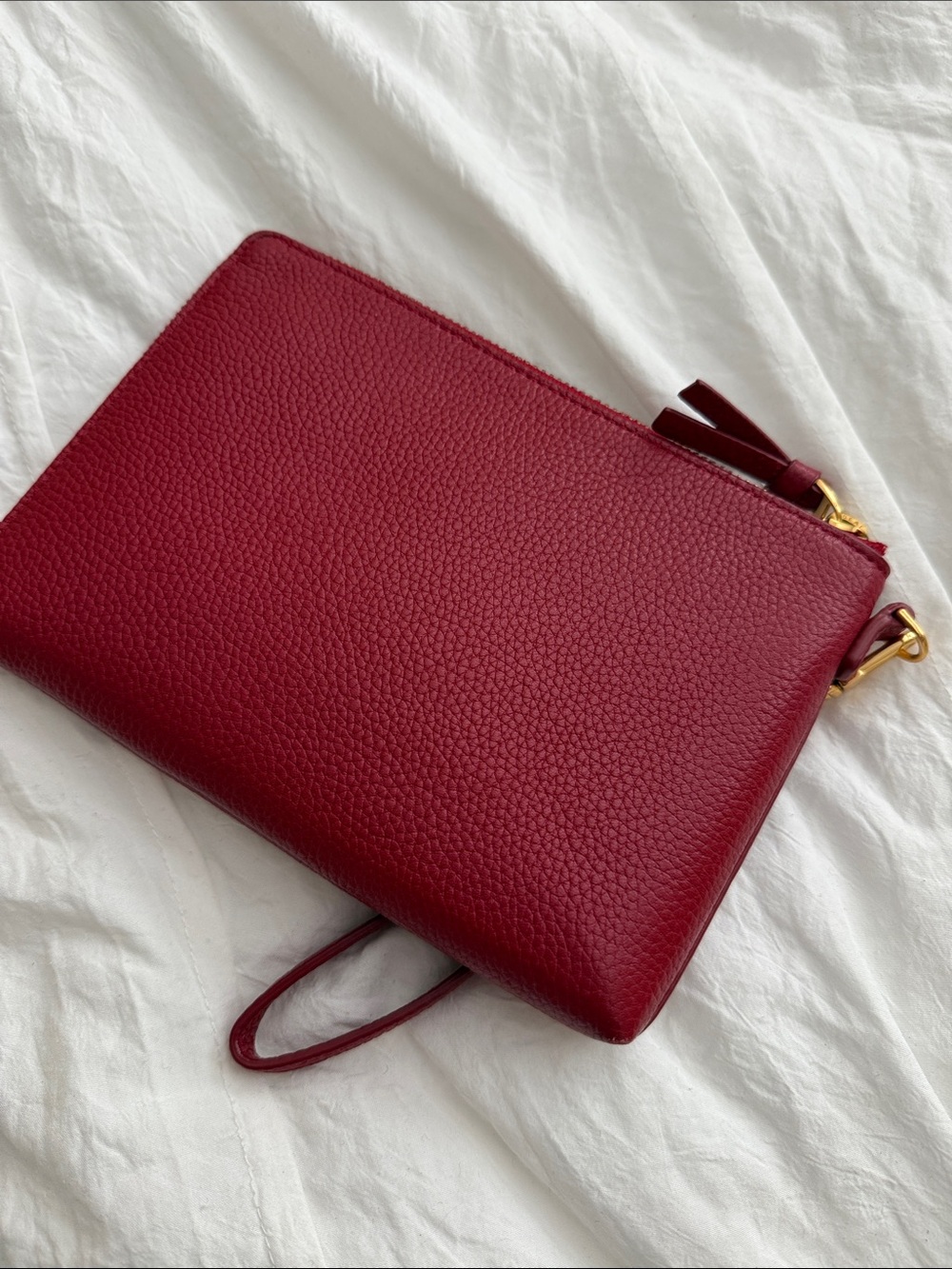 Tory Burch Garnet Pebbled Leather Wristlet with Gold Logo - Picture 2 of 4